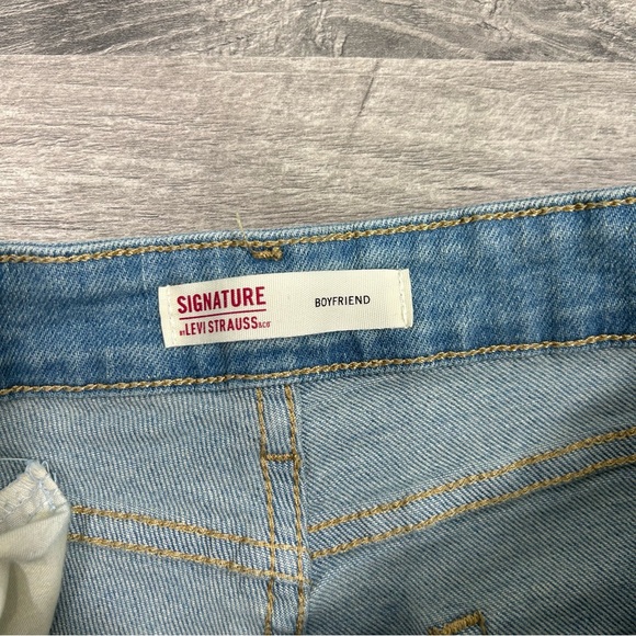 Signature Levi Strauss Light Wash Mid-Rise Boyfriend Jeans - Picture 4 of 7